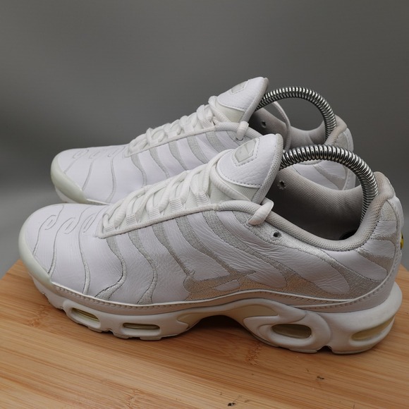 Nike Shoes Mens 8 White Air Max Plus Low Top Leather Sneaker AJ2029-100 Flaws